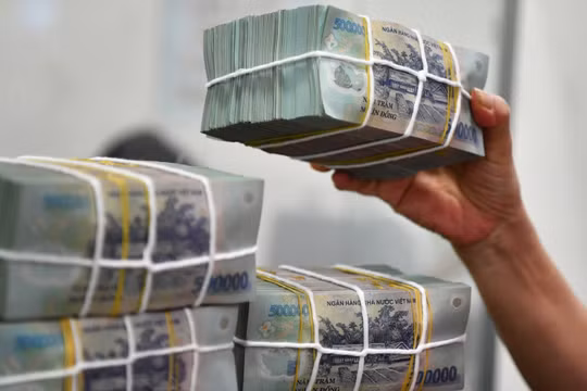 Thưởng Tết được xem là khoản thu nhập có tính chất tiền lương, tiền công, nên phải chịu thuế thu nhập cá nhân. Ảnh: Nam Khánh.