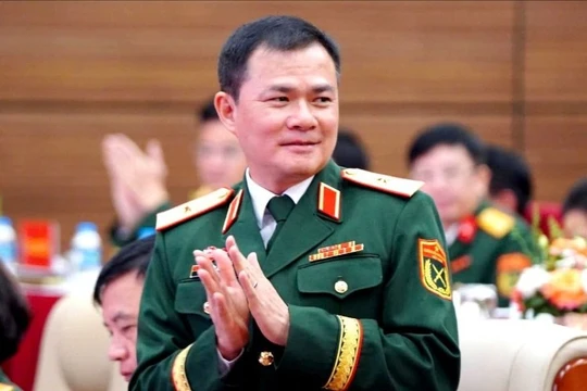 Thiếu tướng Tào Đức Thắng yêu cầu Viettel Telecom đạt mục tiêu có hơn 20.000 trạm phát sóng 5G ngay trong năm 2025.