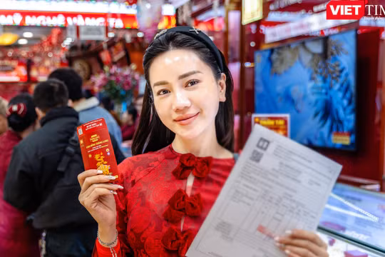 Cận kề ngày vía Thần Tài, khách ùn ùn xếp hàng mua vàng, người chờ bán chốt lời