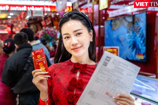 Cận kề ngày vía Thần Tài, khách ùn ùn xếp hàng mua vàng, người chờ bán chốt lời