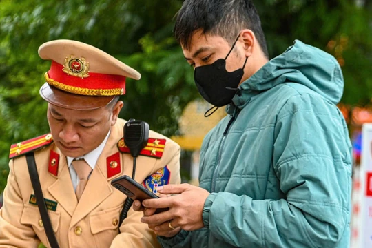 Chờ cấp đổi giấy phép lái xe thẻ nhựa, làm sao để không vi phạm giao thông?