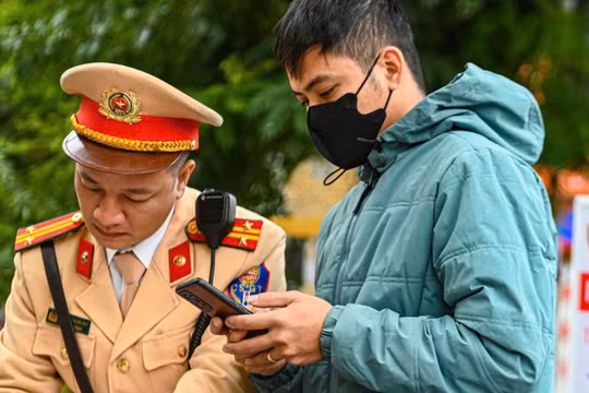 Chờ cấp đổi giấy phép lái xe thẻ nhựa, làm sao để không vi phạm giao thông?