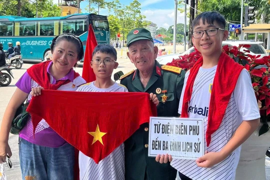 Mẹ con đi bộ từ Điện Biên Phủ đến Ba Đình lịch sử xem diễu binh: Thêm yêu đất nước, tự hào dân tộc