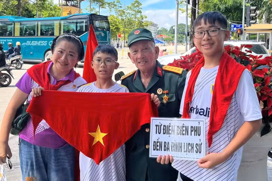 Mẹ con đi bộ từ Điện Biên Phủ đến Ba Đình lịch sử xem diễu binh: Thêm yêu đất nước, tự hào dân tộc