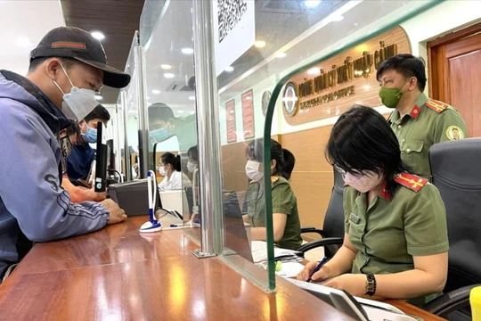 Mất tiền, hủy tour vì bị cấm xuất cảnh