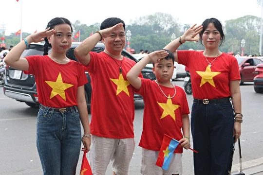 Người Hà Nội diện áo đỏ sao vàng, lan tỏa niềm tự hào dân tộc dịp 30/4