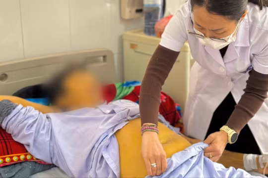 Tự ý dừng thuốc điều trị, người phụ nữ bị suy gan cấp, da vàng như nghệ