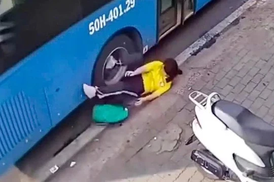 Nữ sinh bị ngã sau khi xuống xe buýt do tài xế bất cẩn khi đóng cửa. (Ảnh chụp từ clip).