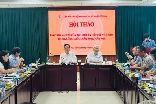 Cử chỉ “dẫn tay ra thảm đỏ” hay “đánh nhau ở sảnh thang máy” đều thể hiện văn hóa con người