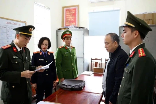 Cảnh sát đọc quyết định khởi tố ông Nguyễn Thế Hùng, nguyên Tổng giám đốc Công ty bất động sản Thăng Long. Ảnh: Công an Hưng Yên. 