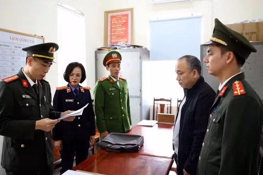 Cảnh sát đọc quyết định khởi tố ông Nguyễn Thế Hùng, nguyên Tổng giám đốc Công ty bất động sản Thăng Long. Ảnh: Công an Hưng Yên. 