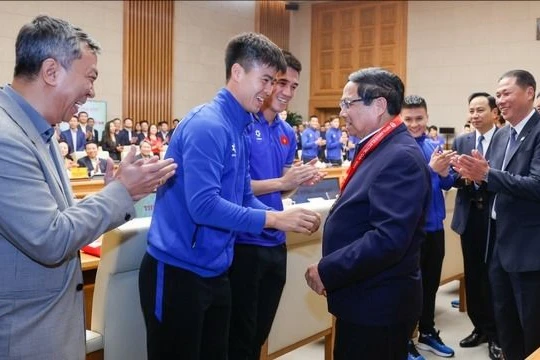 Thủ tướng: "Bóng từ từ lăn vào lưới nói lên sức mạnh tuyển Việt Nam"
