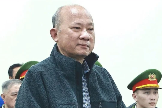 Các bị cáo được dẫn giải tới phiên toà.