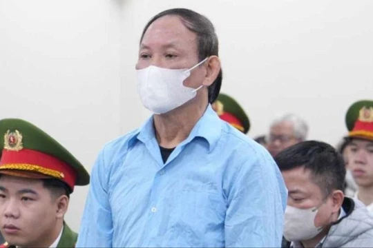 Cựu Chủ tịch Nhà xuất bản Giáo dục khai lý do "nhận cảm ơn" gần 25 tỷ đồng