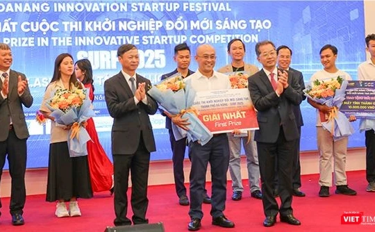 Bí thư Thành uỷ Đà Nẵng Nguyễn Văn Quảng và Thứ trưởng Bộ KH&CN Hoàng Minh trao Giải Nhất cuộc thi Khởi nghiệp đổi mới sáng tạo Đà Nẵng 2025.