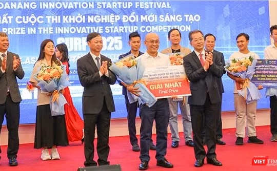 Bí thư Thành uỷ Đà Nẵng Nguyễn Văn Quảng và Thứ trưởng Bộ KH&CN Hoàng Minh trao Giải Nhất cuộc thi Khởi nghiệp đổi mới sáng tạo Đà Nẵng 2025.