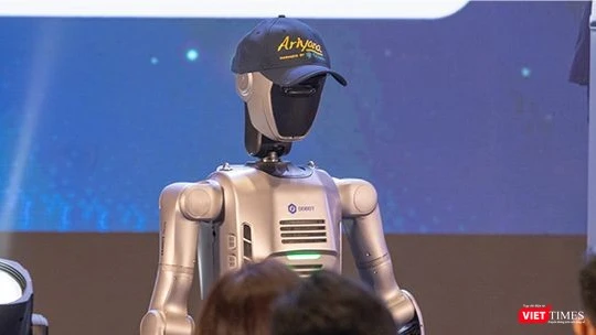 Robot hình người xuất hiện tại sự kiện HorecFex Việt Nam 2025.