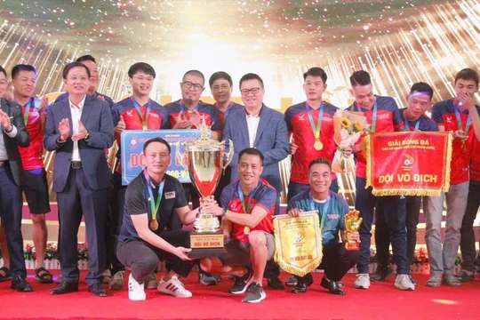 Ông Lê Quốc Minh, Ủy viên Trung ương Đảng,Tổng Biên tập Báo Nhân Dân, Chủ tịch Hội Nhà báo Việt Nam; ông Đặng Khắc Lợi, Phó Cục trưởng Cục Báo chí; ông Hồ Minh Chiến, Tổng Biên tập Tạp chí Gia đình Việt Nam trao huy chương vàng, cúp Vô địch Press Cup 2024 cho FC VOV.