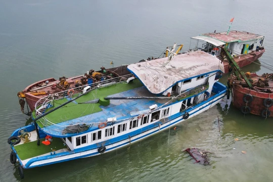 Vụ lật tàu vịnh Hạ Long và lỗ hổng chuyển đổi số