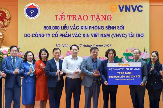 VNVC trao tặng Bộ Y tế 500.000 liều vắc xin sởi để sớm khống chế dịch