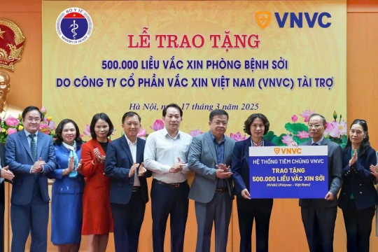 VNVC trao tặng Bộ Y tế 500.000 liều vắc xin sởi để sớm khống chế dịch