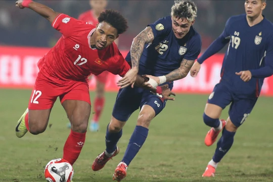 Xuân Son bị các cầu thủ Thái Lan theo như hình với bóng. Ảnh: Vietnamnet.