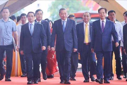 Tổng bí thư Tô Lâm, Thủ tướng Chính phủ Phạm Minh Chính, nguyên Thủ tướng Chính phủ Nguyễn Tấn Dũng, cùng các đại biểu tới dự lễ khởi công, khánh thành 250 công trình - Ảnh: VGP/Nhật Bắc.