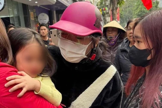 Người dân cùng lực lượng Công an TP Hải Phòng đã tìm thấy cháu bé 4 tuổi bị người phụ nữ vào tận trường học đón đi chiều 13/1. Ảnh: Q.H