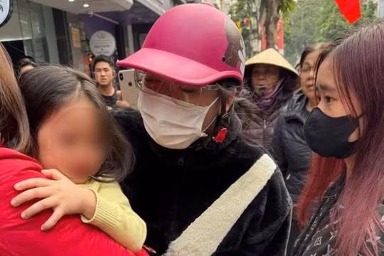 Người dân cùng lực lượng Công an TP Hải Phòng đã tìm thấy cháu bé 4 tuổi bị người phụ nữ vào tận trường học đón đi chiều 13/1. Ảnh: Q.H