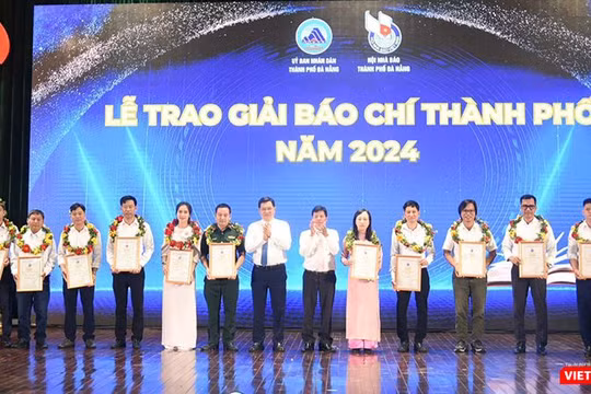 Tại lễ kỷ niệm, Ban tổ chức đã trao giải báo chí thành phố cho các tác giả, nhóm tác giả có tác phẩm xuất sắc.