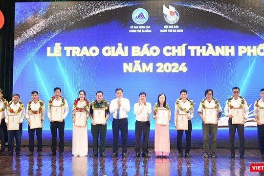Tại lễ kỷ niệm, Ban tổ chức đã trao giải báo chí thành phố cho các tác giả, nhóm tác giả có tác phẩm xuất sắc.