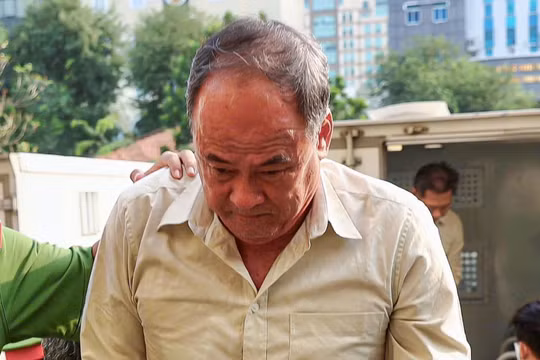 Nhận tiền 'bảo kê' cho cát lậu, cựu Chủ tịch tỉnh An Giang lãnh 8,5 năm tù