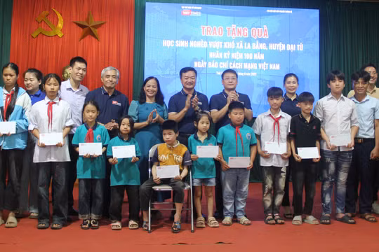 VietTimes và Chi hội Nhà báo Truyền thông số Việt Nam thăm Trường dạy làm báo Huỳnh Thúc Kháng