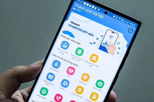 Người dân tương tác với chính quyền qua ứng dụng iHanoi (Ảnh: Vietnamnet).
