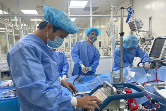 Cứu sống cô gái bị hôn mê khi phẫu thuật nâng ngực