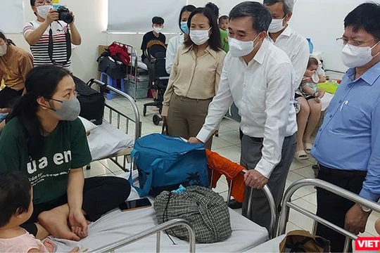 Thứ trưởng Trần Văn Thuấn kiểm tra công tác điều trị bệnh nhân sởi tại Bệnh viện Phụ Sản Nhi Đà Nẵng.