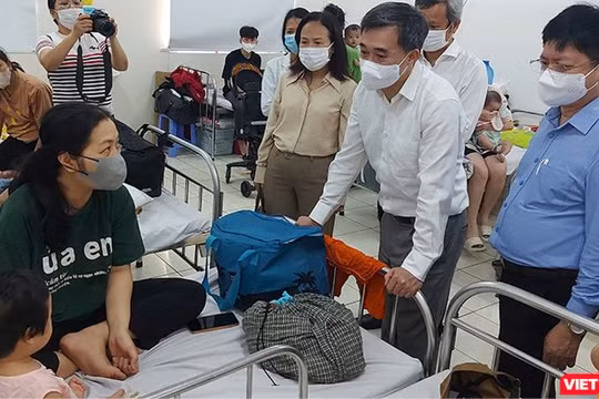Thứ trưởng Trần Văn Thuấn kiểm tra công tác điều trị bệnh nhân sởi tại Bệnh viện Phụ Sản Nhi Đà Nẵng.
