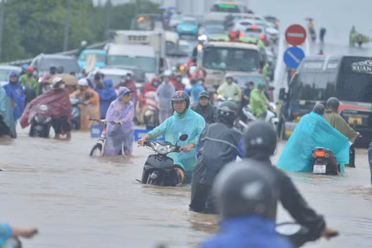 Đường phố Hà Nội chìm trong "biển nước", người dân vật lộn di chuyển