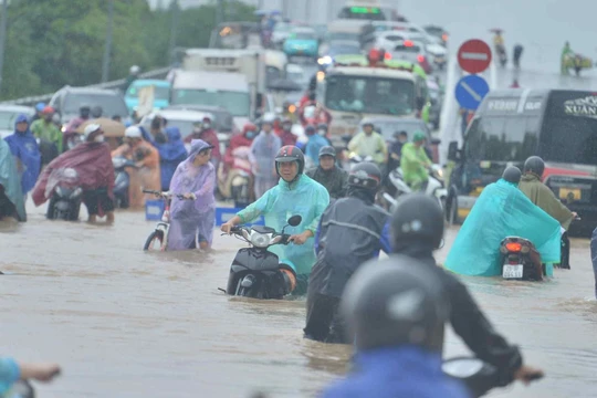Đường phố Hà Nội chìm trong "biển nước", người dân vật lộn di chuyển