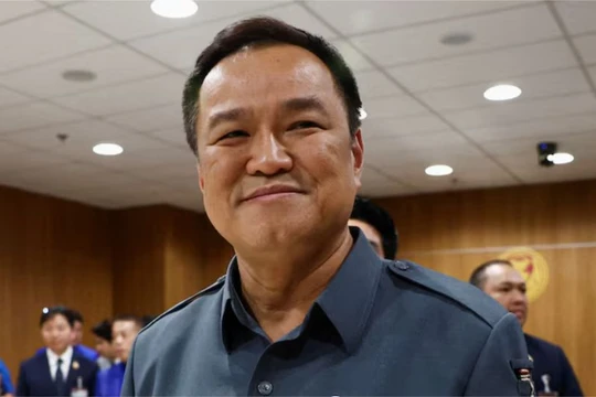 Ông Anutin Charnvirakul và các nghị sĩ Đảng Bhumjaithai trong bức ảnh chụp tại Bangkok, Thái Lan, ngày 15/8/2024. Ảnh: Reuters.