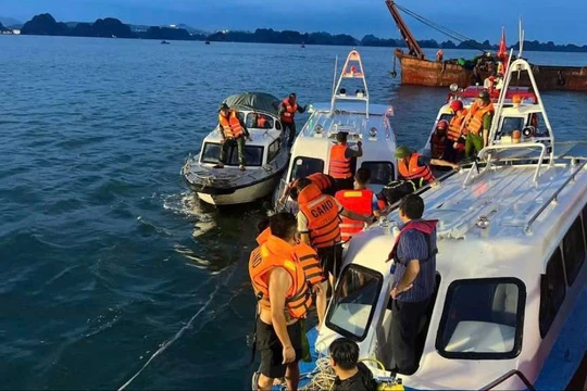 Công tác tìm kiếm cứu hộ cứu nạn trên Vịnh Hạ Long vẫn đang được triển khai. Ảnh: Cổng thông tin điện tử Quảng Ninh.