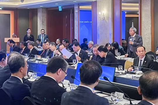 Ông Nguyễn Trung Chính, Chủ tịch HĐQT/Chủ tịch điều hành Tập đoàn công nghệ CMC phát biểu tại tọa đàm.