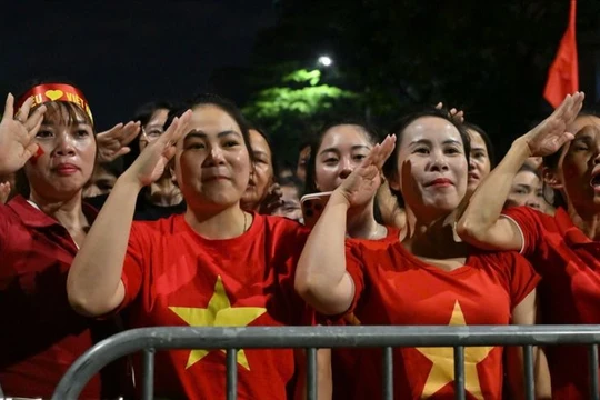 Thu xếp nơi tránh nắng mưa, phục vụ bánh mì, nước cho người dân xem diễu binh, diễu hành