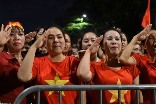 Thu xếp nơi tránh nắng mưa, phục vụ bánh mì, nước cho người dân xem diễu binh, diễu hành