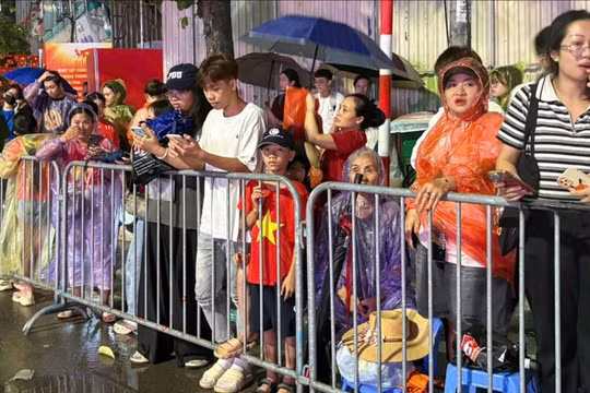 Cảnh hiếm thấy ở Hà Nội: "Biển người" đội mưa ngồi kín nhiều dãy phố chờ xem diễu binh, diễu hành
