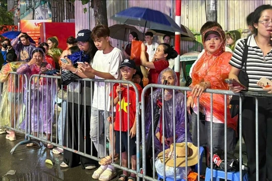 Cảnh hiếm thấy ở Hà Nội: "Biển người" đội mưa ngồi kín nhiều dãy phố chờ xem diễu binh, diễu hành