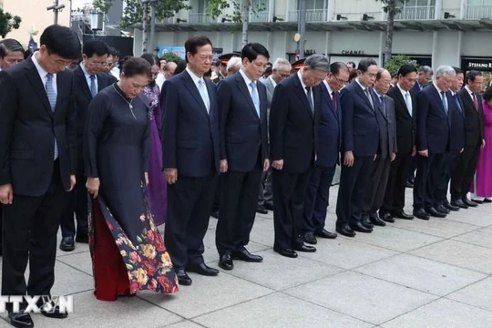 Lãnh đạo Đảng, Nhà nước dâng hương tưởng nhớ Chủ tịch Hồ Chí Minh và Chủ tịch Tôn Đức Thắng