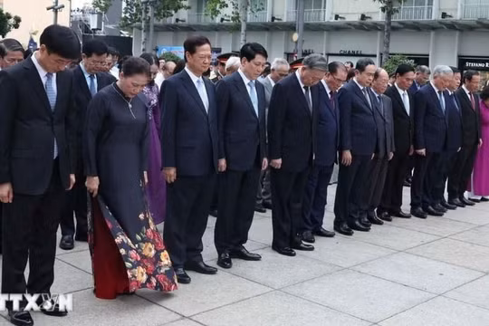 Lãnh đạo Đảng, Nhà nước dâng hương tưởng nhớ Chủ tịch Hồ Chí Minh và Chủ tịch Tôn Đức Thắng