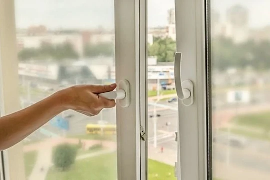 Ở phòng điều hòa quá lâu: Có nên hé cửa, bật quạt đối lưu?