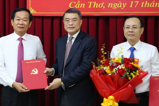 Ông Đỗ Thanh Bình (bên trái) nhận quyết định của Bộ Chính trị phân công giữ chức vụ bí thư Thành ủy Cần Thơ. Ảnh: CTV.